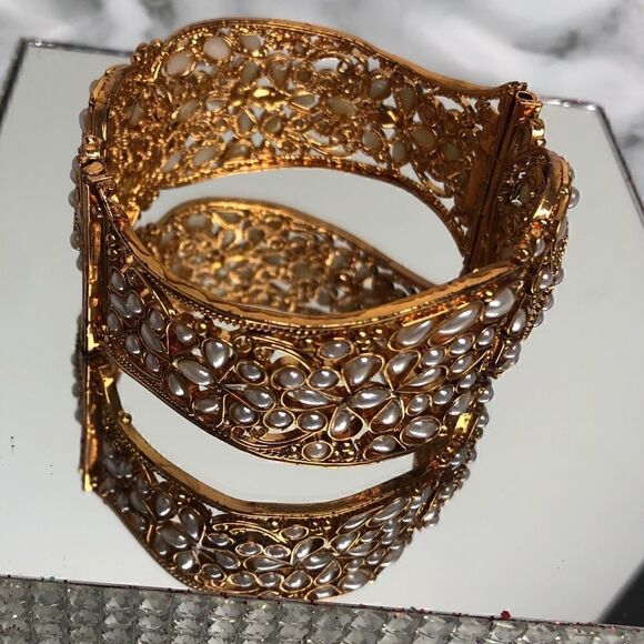 INDIAN Jewelry “City Gold” Cuff With Faux-pearls - Picture 2 of 4